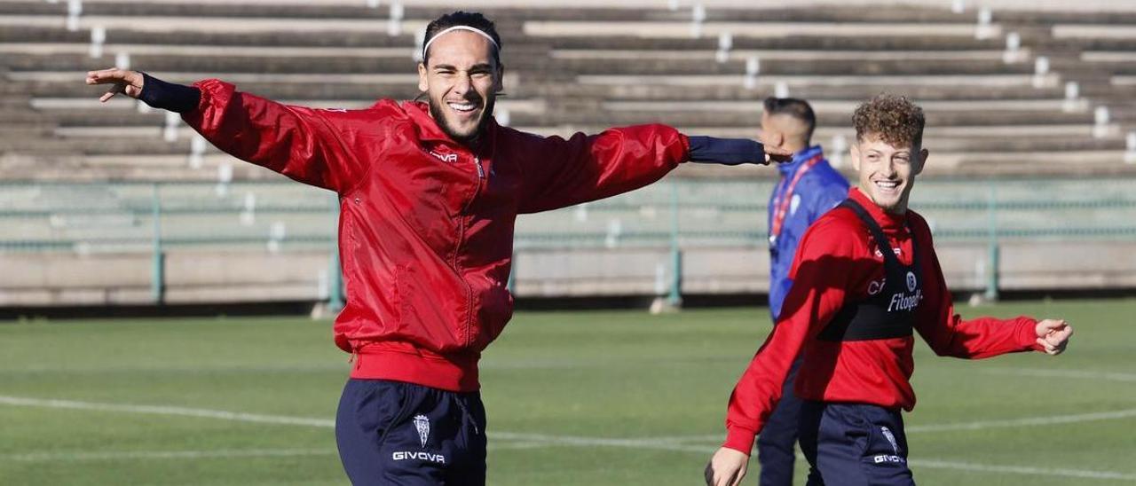 Dragisa Gudelj y Simo Bouzaidi bromean durante un entrenamiento del Córdoba CF, esta temporada.