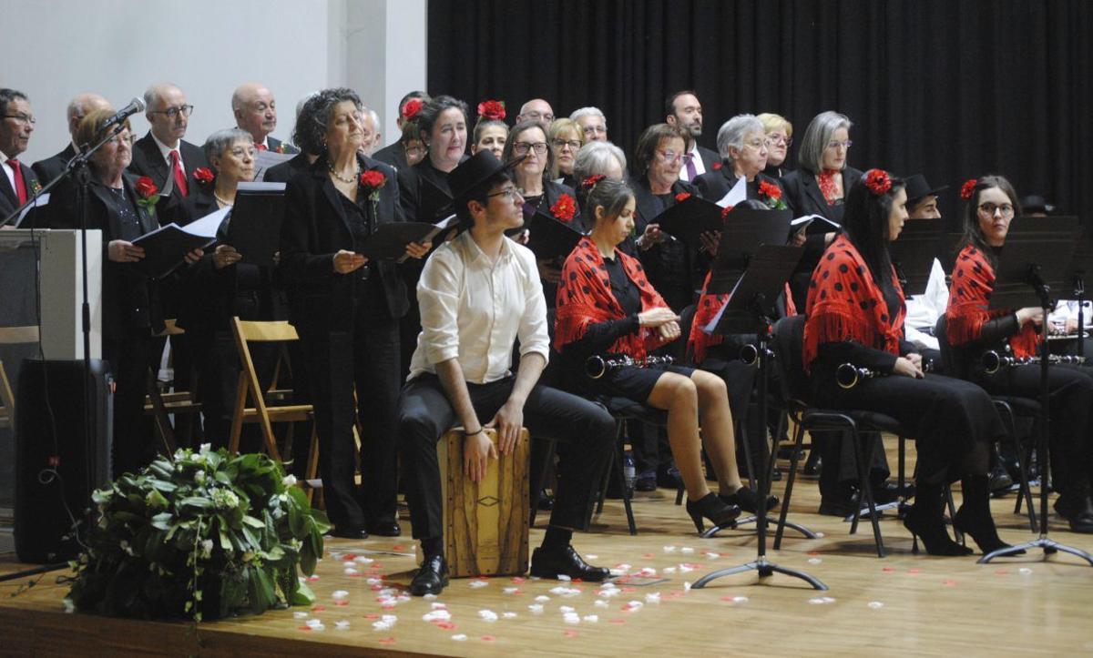 La Banda de Agolada llena el auditorio de ritmo andaluz con su Feria de Abril | ÁNGEL UTRERA