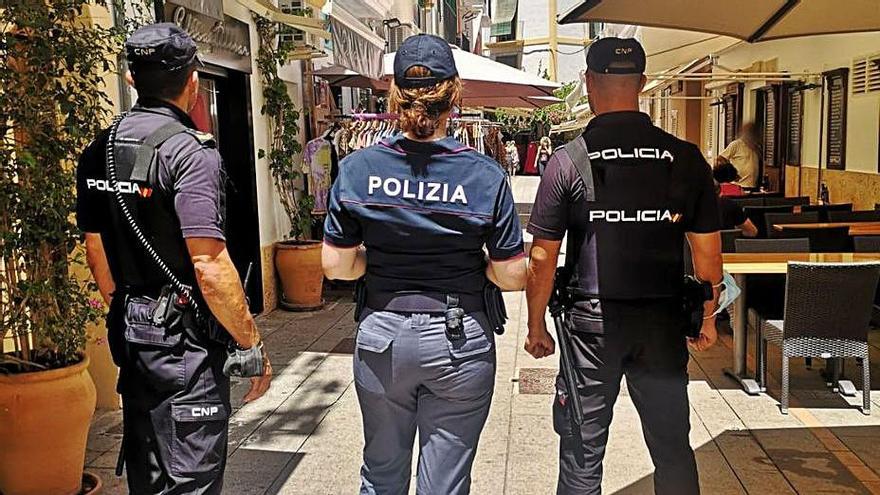 Una agente italiana, en la Marina de Eivissa. | POLICÍA NACIONAL