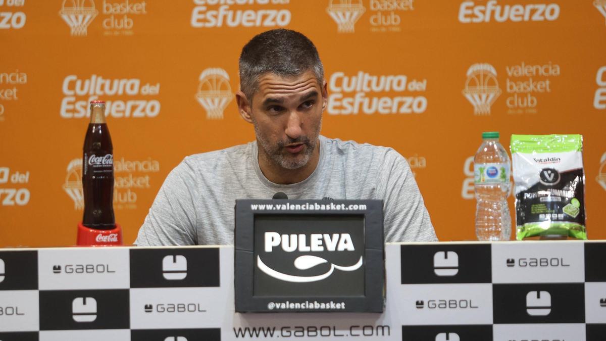 Rubén Burgos atendió a la prensa antes del entrenamiento táctico de este jueves