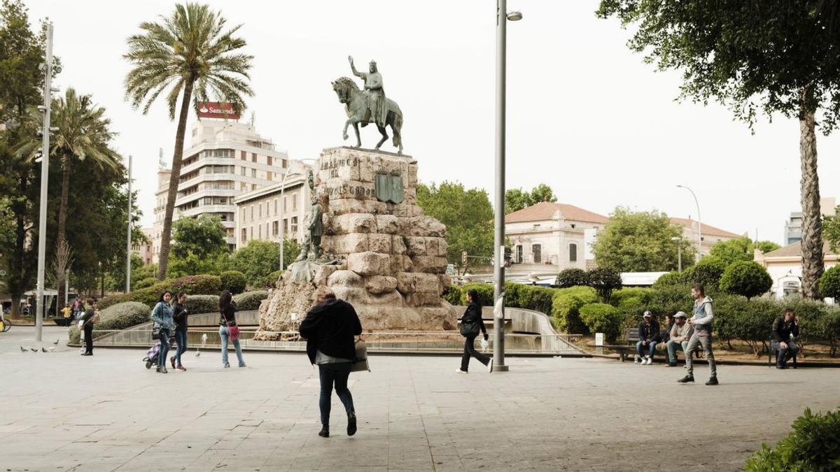 El pavimento de la Plaza de España está en muy mal estado.