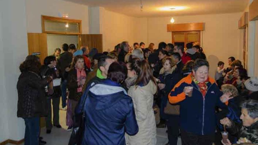 Los vecinos de Pozuelo de Tábara durante la degustación del chocolate.