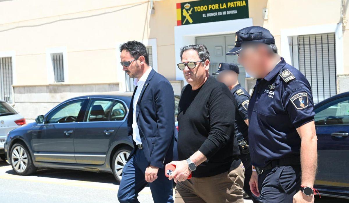 Investigación abierta en el cuartel de Dolores tras hallarse los cuerpos de un guardia civil, su mujer y su hijo
