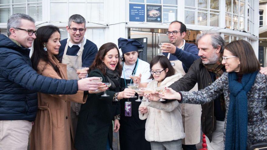 Brindis en el quiosco de Down Coruña. | // CASTELEIRO/ROLLER AGENCIA