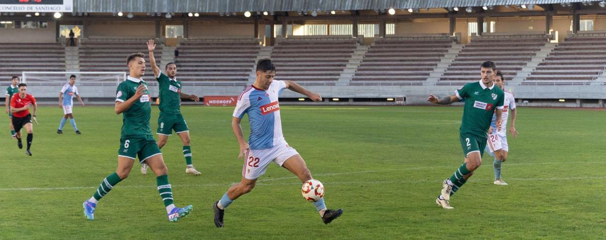Un jugador del
Coruxo y otro del
Compos saltan
 por el balón. 
|  Xoan Álvarez