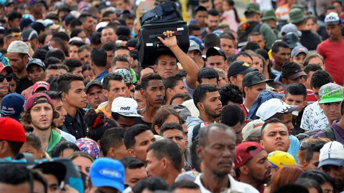 Ciudadanos venezolanos cruzan el puente internacional Simon Bolívar desde San Antonio del Táchira, en Venezuela, hacia Colombia, el 10 de febrero.