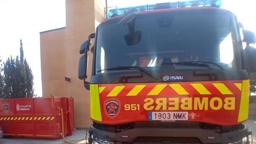 Alarma por un violento incendio en una tienda de ropa en Can Picafort