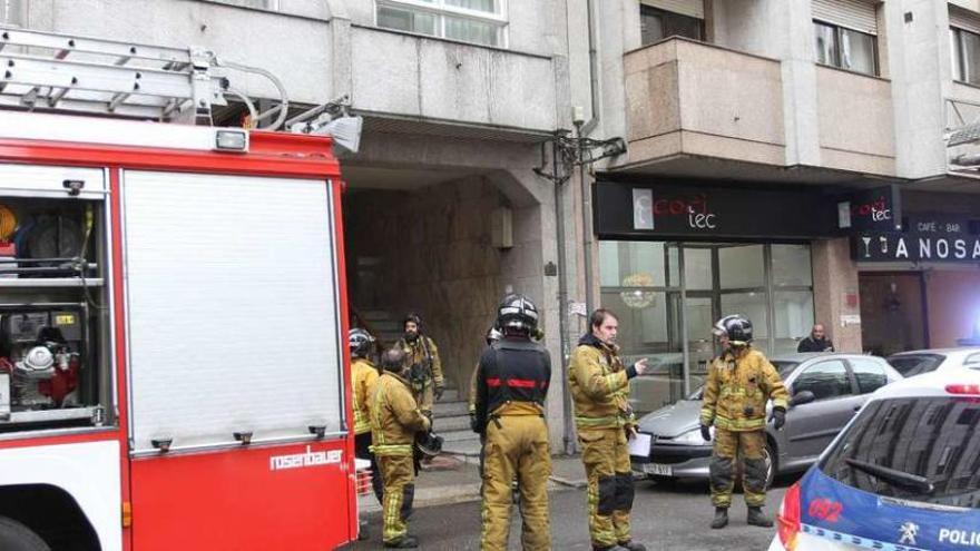 Los bomberos, frente al portal del edificio de la avenida de Portugal donde tuvo lugar ayer la emergencia. // Iñaki Osorio