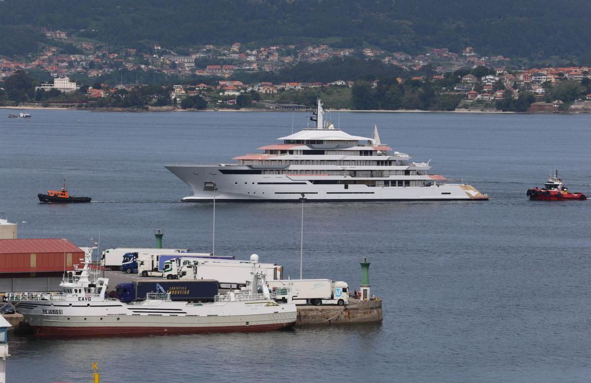 Vuelta a casa para el “C-724”. Pasaban las 12 del mediodía de este martes cuando la construcción 724 de Construcciones Navales Paulino Freire (Freire Shipyard) abandonaba el dique seco de Metalships & Docks para volver al muelle de armamento de la curva de San Gregorio. En Teis fue sometido a trabajos de pintura en la obra viva, obra muerta y superestructura, aunque todavía no se han finalizado estos trabajos. El yate, de 111 metros de eslora, es el de mayor envergadura construido por el naval español. | ALBA VILLAR