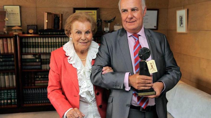 María Mut de los Ríos junto a su hijo José Juan de Blas, durante la entrega del &quot;Asturiano del mes&quot; de febrero de 2014.