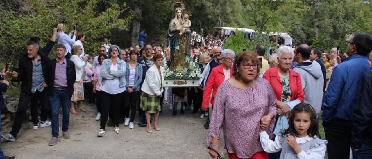 Procesón con la participación de numerosos sanabreses durante la romería celebrada en el Santuario de la Tuiza de Lubián | Araceli Saavedra