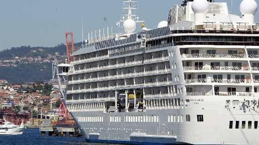 El crucero-residencia &quot;The World&quot; atracado en Vigo. // M. Canosa