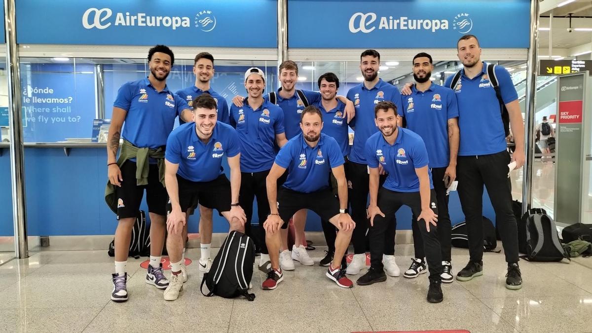 La plantilla del Fibwi Palma, ayer en el aeropuerto antes de viajar hacia Algeciras