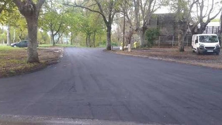 Carretera de entrada a la residencia de Os Milagros. // FdV