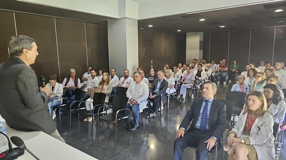 El conseller en la reunión mantenida este martes en el hospital de Dénia.