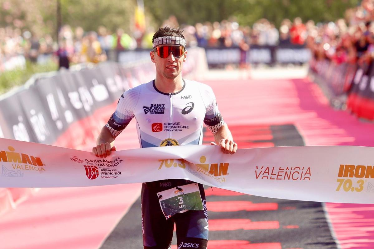 Léo Bergère cruza la meta del Ironman 70.3 Valencia en primer lugar