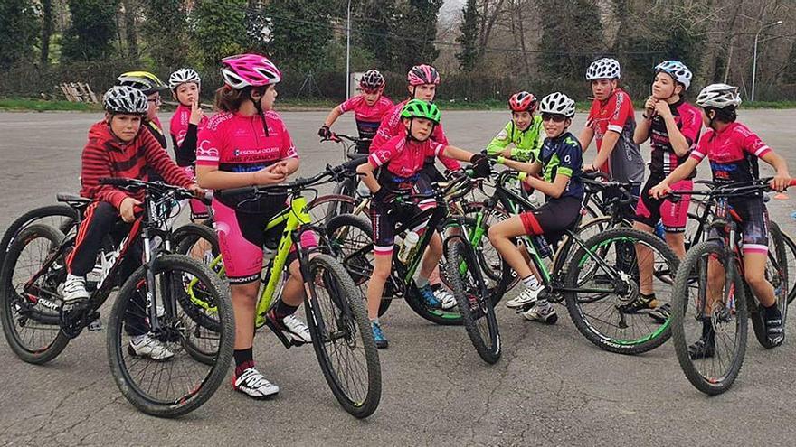 Un grupo de alumnos de la Escuela Ciclista de Cangas del Narcea.