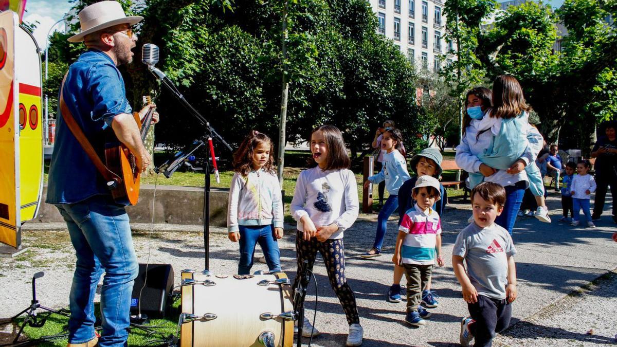 Dani Barreiro puso el broche al “Festivaliño on the road 2022” en los jardines de Ravella. |   // IÑAKI ABELLA