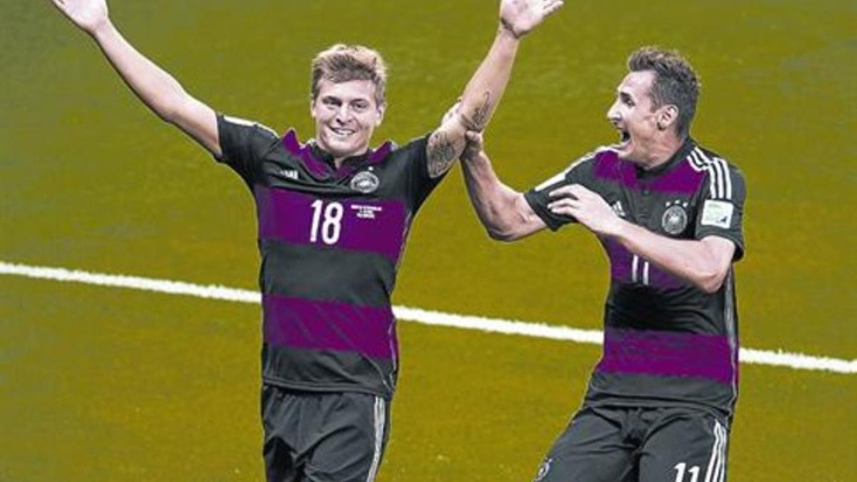 Kroos celebra junto a Klose uno de los dos goles que marcó contra a Brasil.