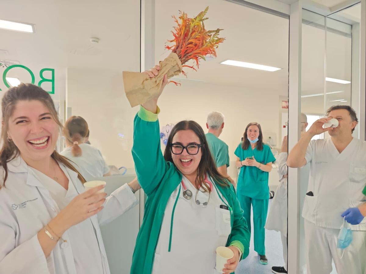 La doctora Campaña, con el ramo de la novia, que le cayó.