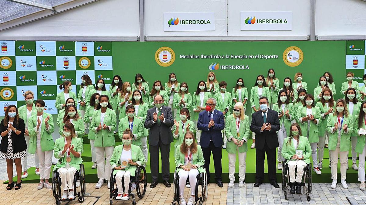 Ignacio Galán, Alejandro Blanco y Miguel Carballeda, junto a destacadas deportistas. | IBERDROLA