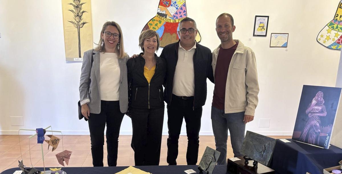 Pepa González, Miriam Hernández, Sergio García y Christopher Notario, concejales de Tías,  en una de las salas de la exposición.