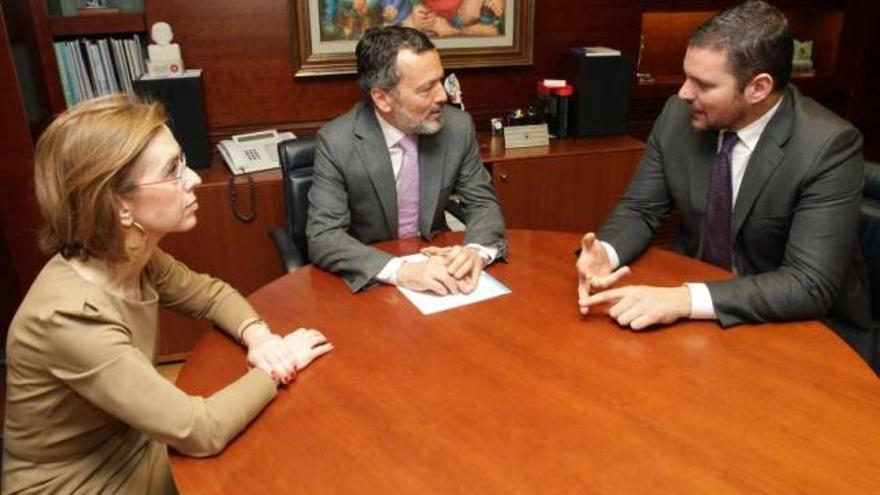 La secretaria xeral de Ordenación do Territorio, el conselleiro de Medio Ambiente y el alcalde  de A Estrada, ayer, durante su reunión en Santiago.  // Conchi Paz