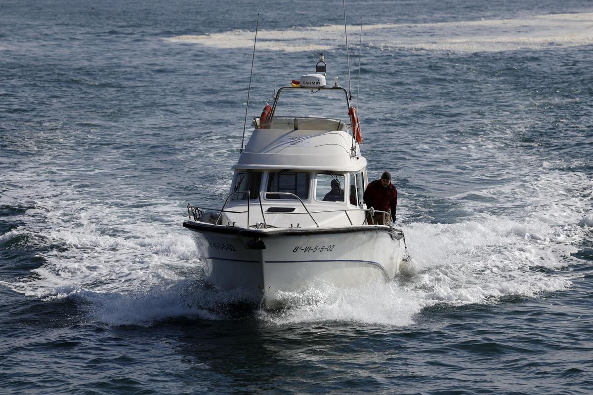 Barco del parque nacional llegando al muelle de la Punta de Carracido