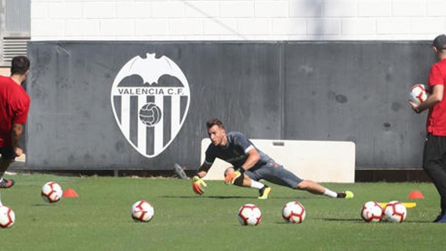 El Valencia entrena entre Paterna y el Túria