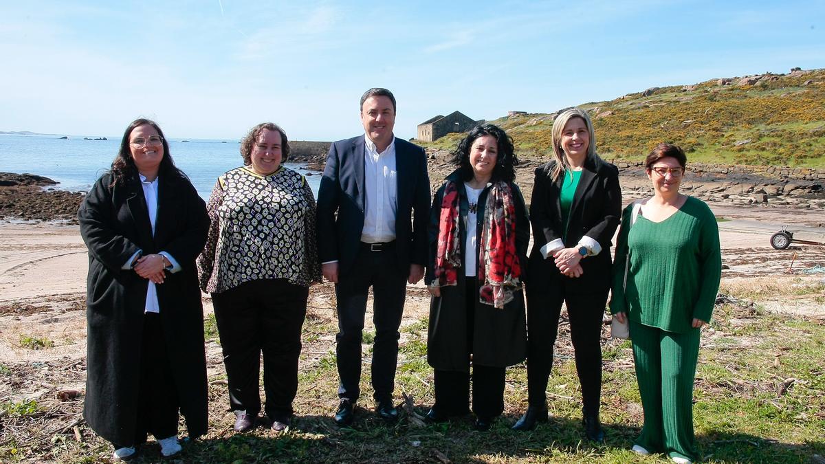 Valentín González coa alcaldesa de Cee, a deputada de Vías e Obras e concelleiras ceenses