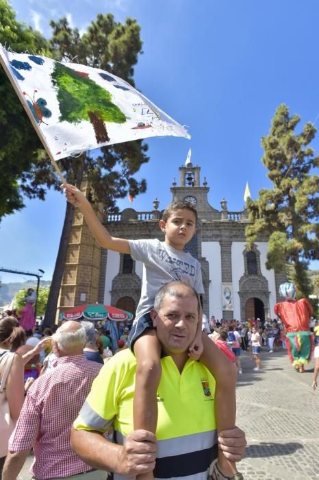 Subida de la bandera de las fiestas del Pino