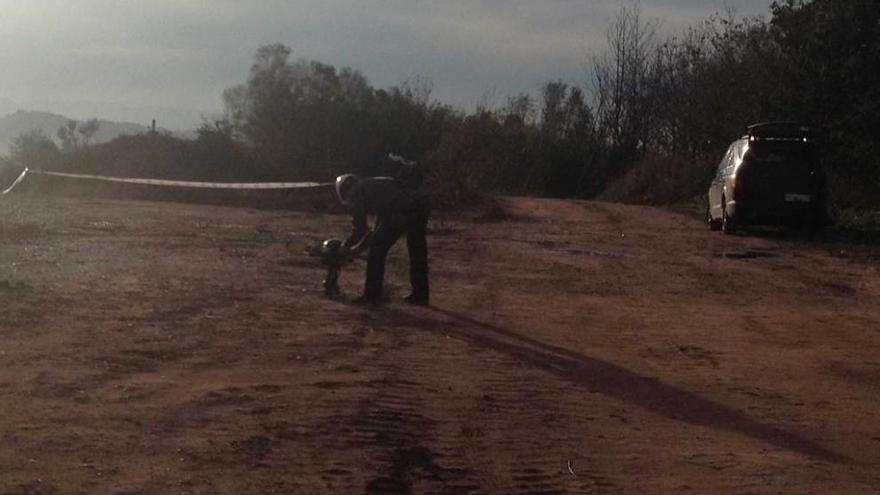 Uno de los monitores coloca el dron antes del vuelo.