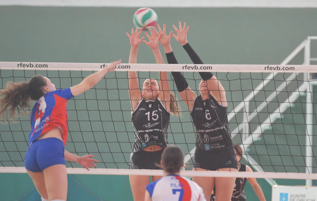 El CV Ciudad de A Coruña vence al Teis (3-0) y entra en la fase de ascenso por la puerta grande