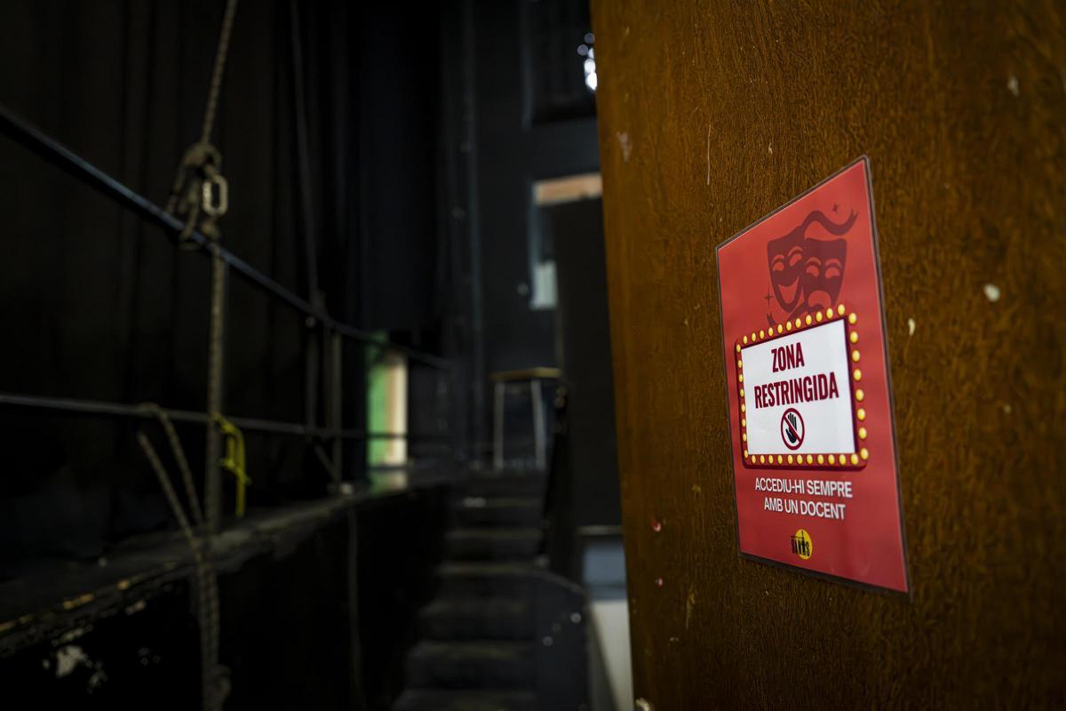 El Institut Sants, entre lo retro y lo ruinoso: crónica visual de un centro que envejece sin cuidados