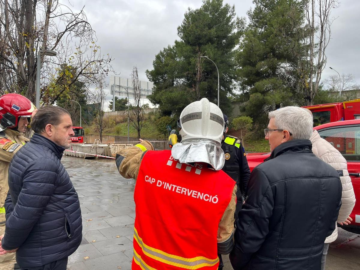 El alcalde de Esplugues, Eduard Sanz, se ha desplazado a la zona donde se ha detectado la fuga de gas