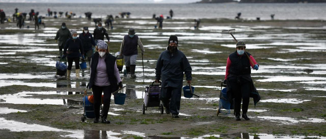 Mariscadoras regresan de una jornada de trabajo en el banco de Lourido, en Poio.   | // GUSTAVO SANTOS