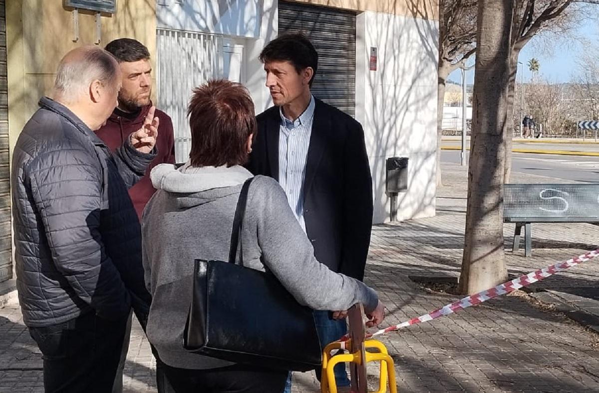 El portavoz del PP, Marcos Sanchis, con vecinos de la calle Blai Bellver.