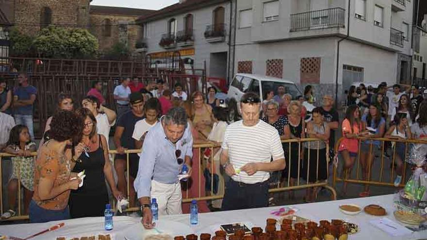 El jurado cata las creaciones presentadas por los alcañizanos.