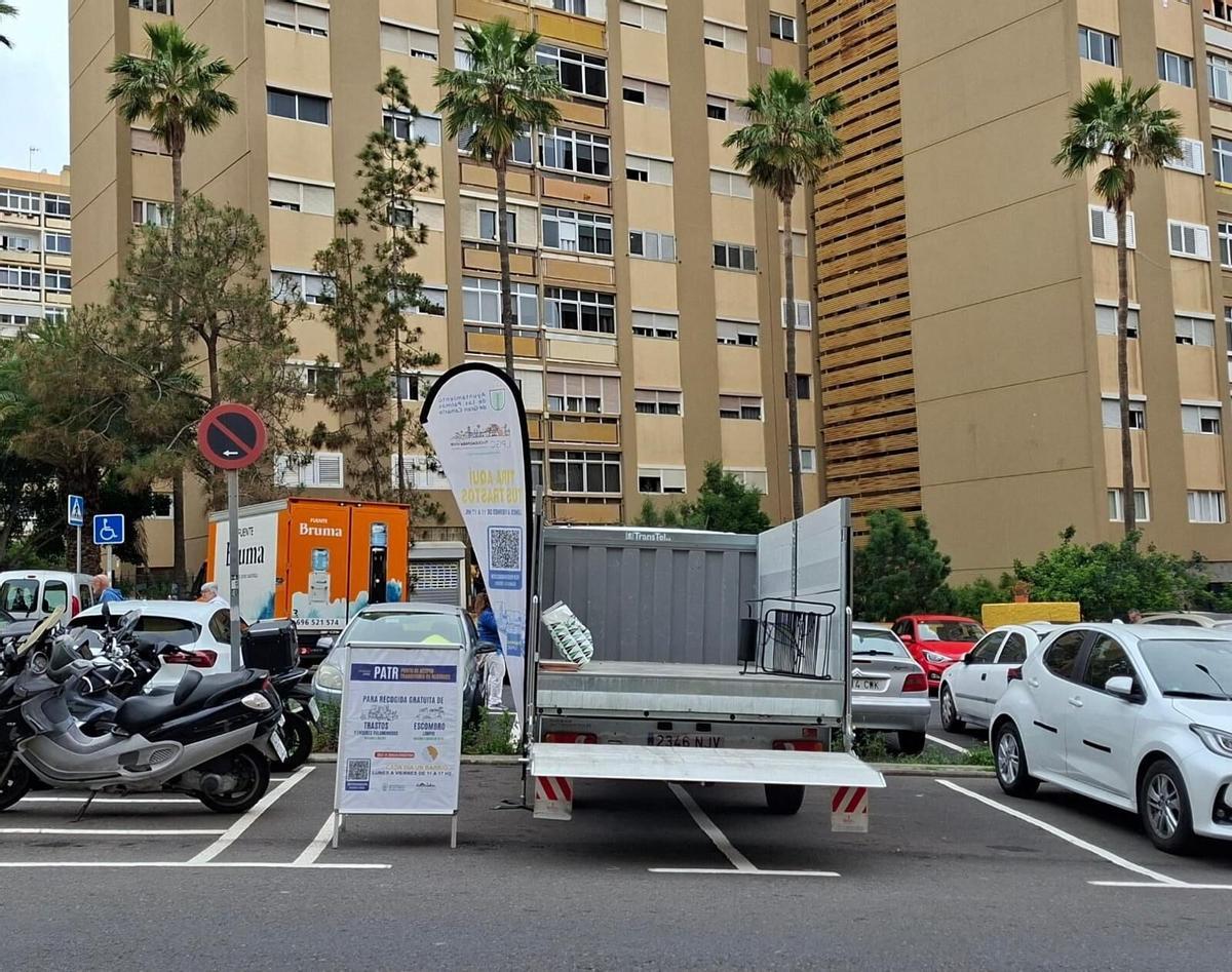 Camión de un punto de acopio transitorio en Las Palmas de Gran Canaria