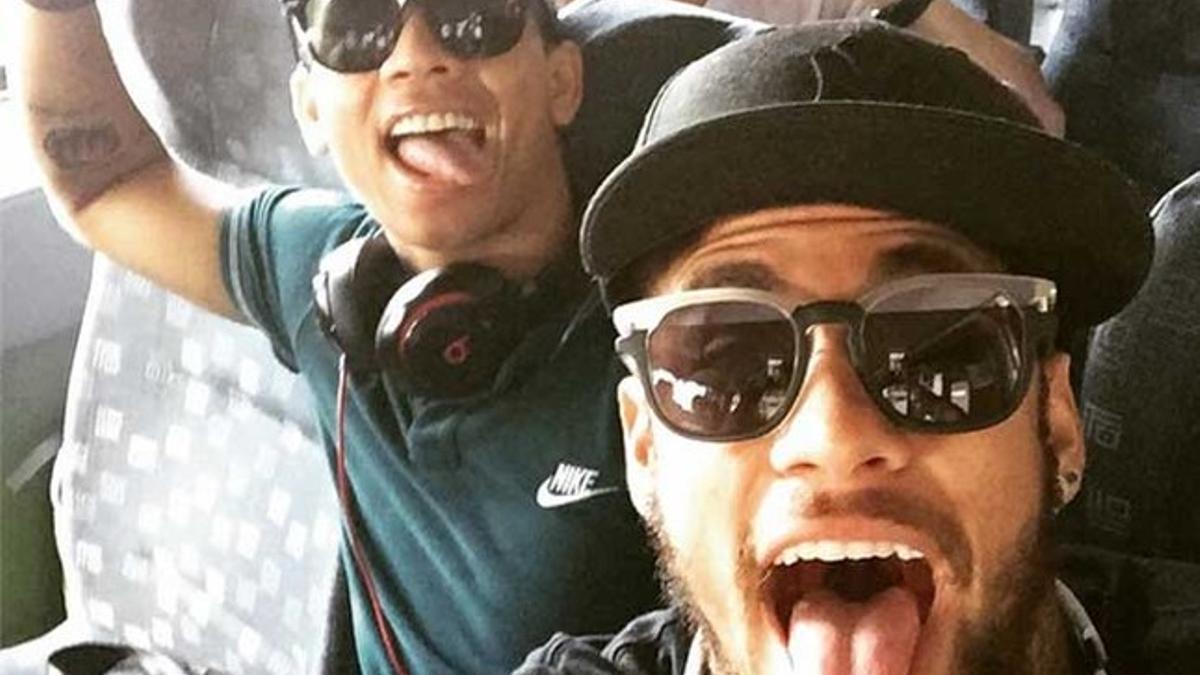 Neymar, junto con uno de los 'Toiss' en su viaje hacia Brasil