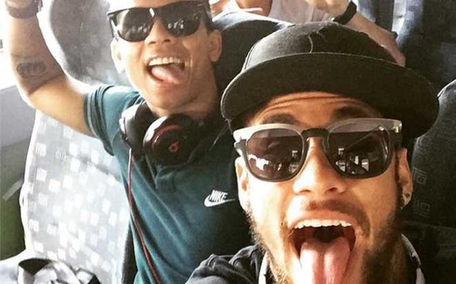 Neymar, junto con uno de los Toiss en su viaje hacia Brasil