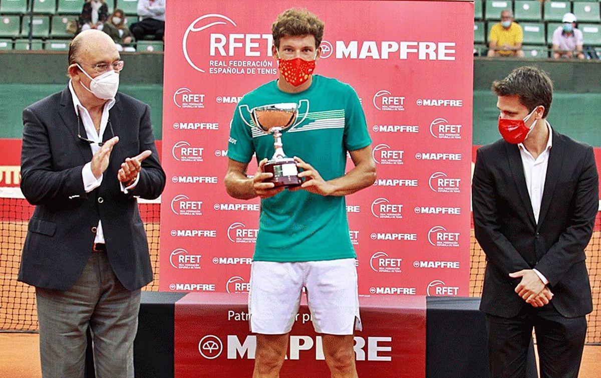 Pablo Carreño, en el centro, con el trofeo de ganador del torneo Mapfre en Barcelona.