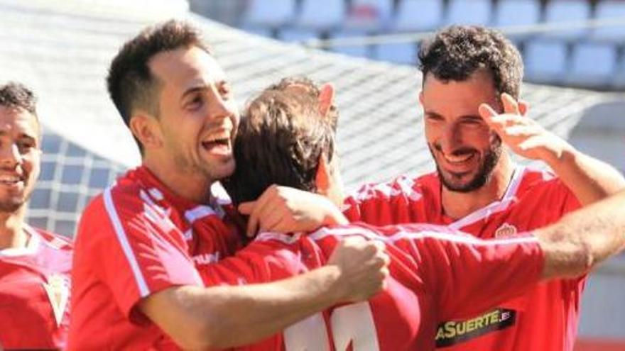 Los jugadores murcianistas felicitan a Sergio García tras su gol al Melilla en Nueva Condomina hace dos jornadas.