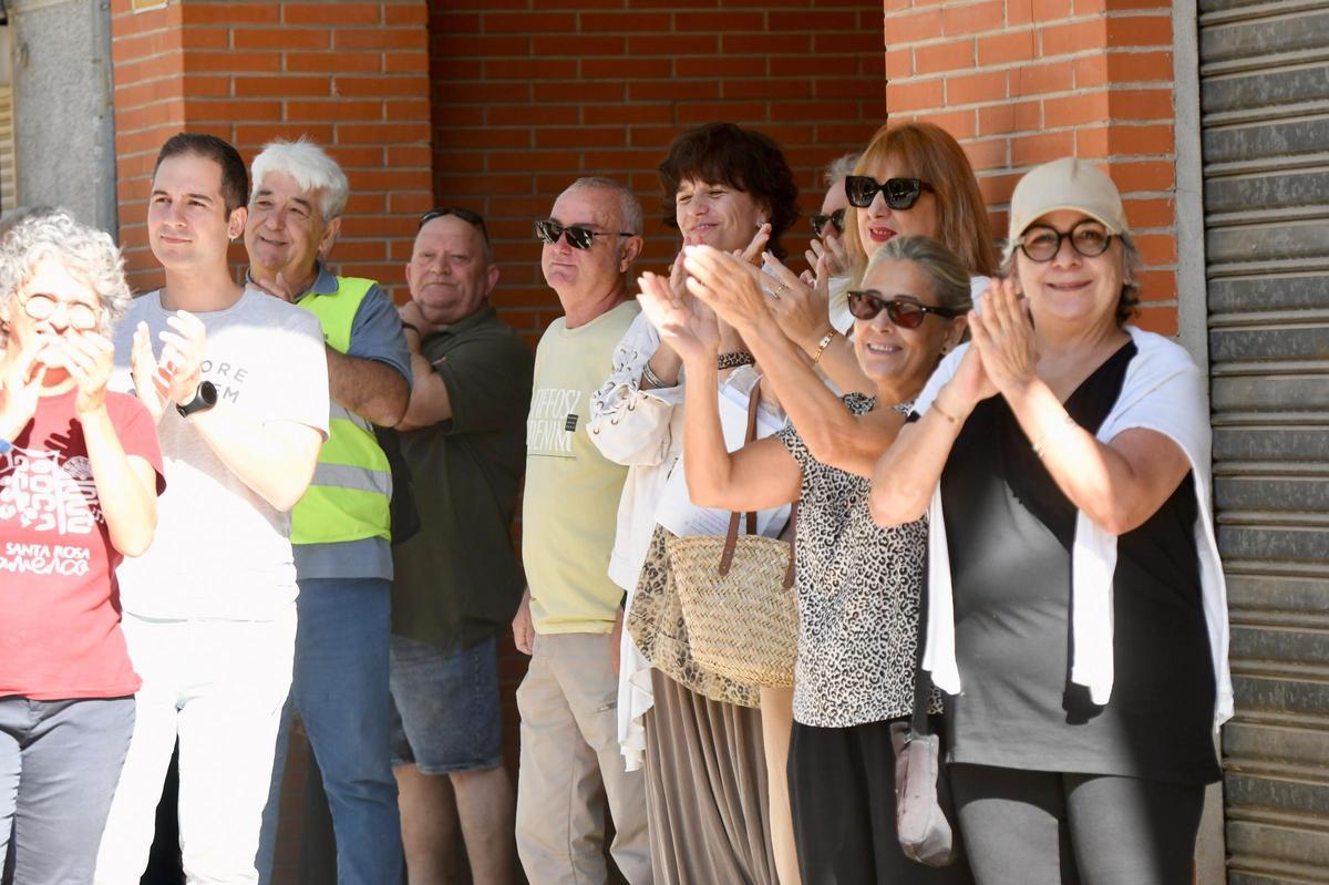Vecinos aplaudiendo la confirmación de que Antonia y su familia seguirán un tiempo más en su vivienda.