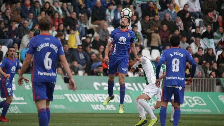 Toché remata de cabeza ante un defensor del Córdoba y observado por Berjón, Carlos Hernández y Folch, el sábado en el Nuevo Arcángel.