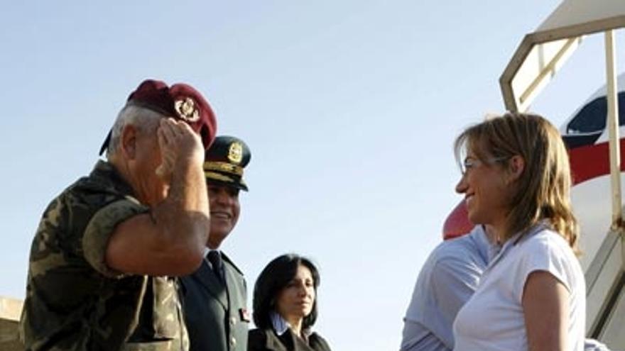 La ministra de Defensa, Carme Chacón, es recibida por el oficial de enlace, el coronel Manul Astilleros a su llegada a Beirut