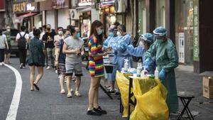 Trabajadores sanitarios llevan a cabo test de covid en una calle de Shangái el 19 de julio de 2022, cuando hubo una escalada de casos en China