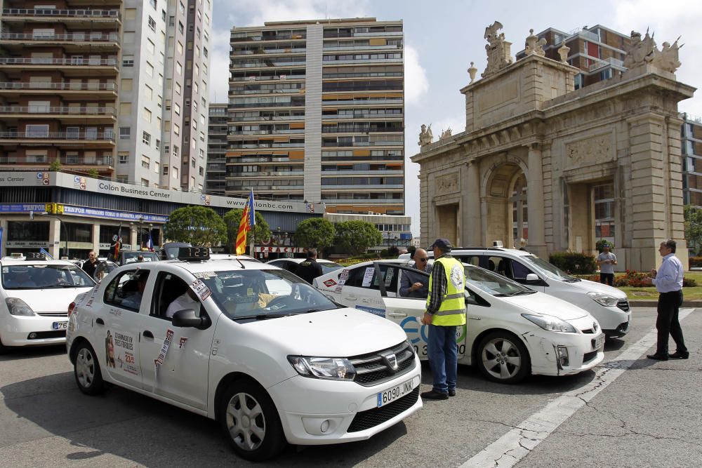 Los taxistas marchan contra los coches con conductor