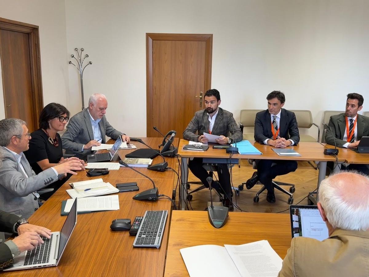 Reunión entre el secretario de Estado de Medio Ambiente, Hugo Morán, y el consejero de Fomento, Jorge García Montoro, y el alcalde de La Unión, Joaquóin Zapata.