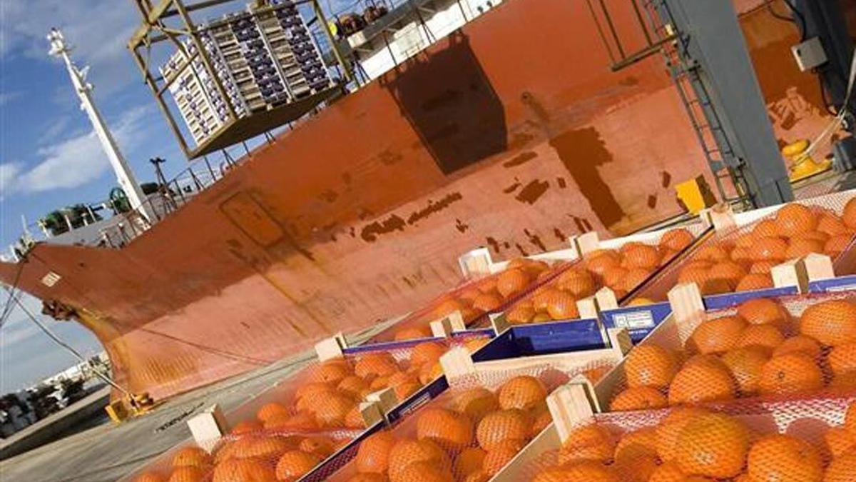 Transporte de naranjas en un puerto.